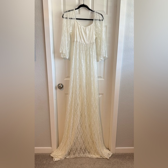 New with Tags Ivory Lace Maternity Photoshoot
Gown - Picture 3 of 3